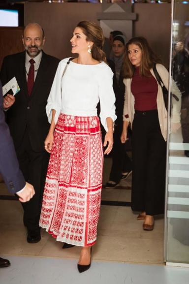 إطلالات محتشمة وراقية بالتنورة من الملكة رانيا-5