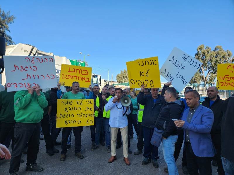 عمال "أمنير" يحتجون في اعقاب بيع المصنع وعدم تنظيم حقوقهم-1