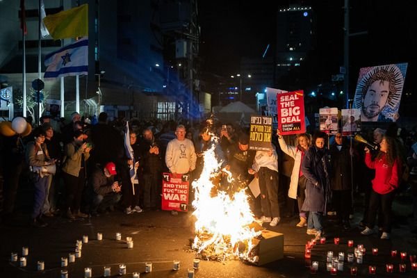 الآلاف في تل ابيب يتظاهرون انتقادًا للحكومة في ملف المحتجزين-2