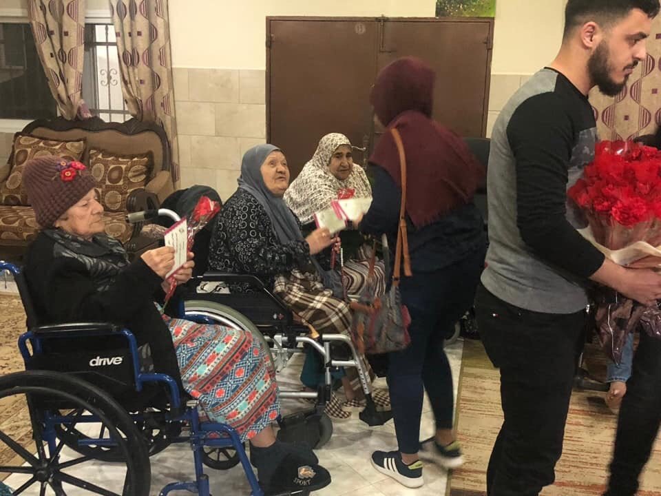  جنين: طلّاب فحماويّون بزيارة للمشفى الحكومي وبيت المسنين لمعايدة الأمّهات في عيدهن-4