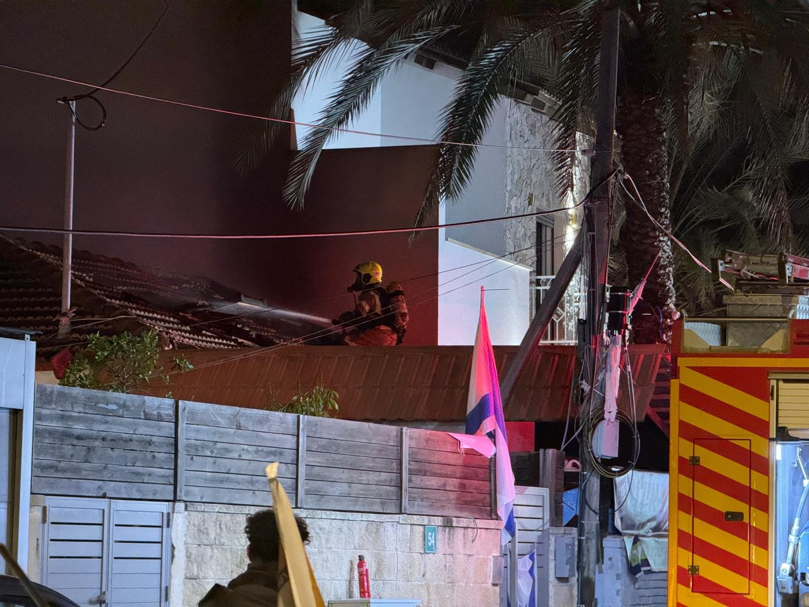إصابة خطيرة اثر إندلاع حريق في منزل سكني في رعنانا-3
