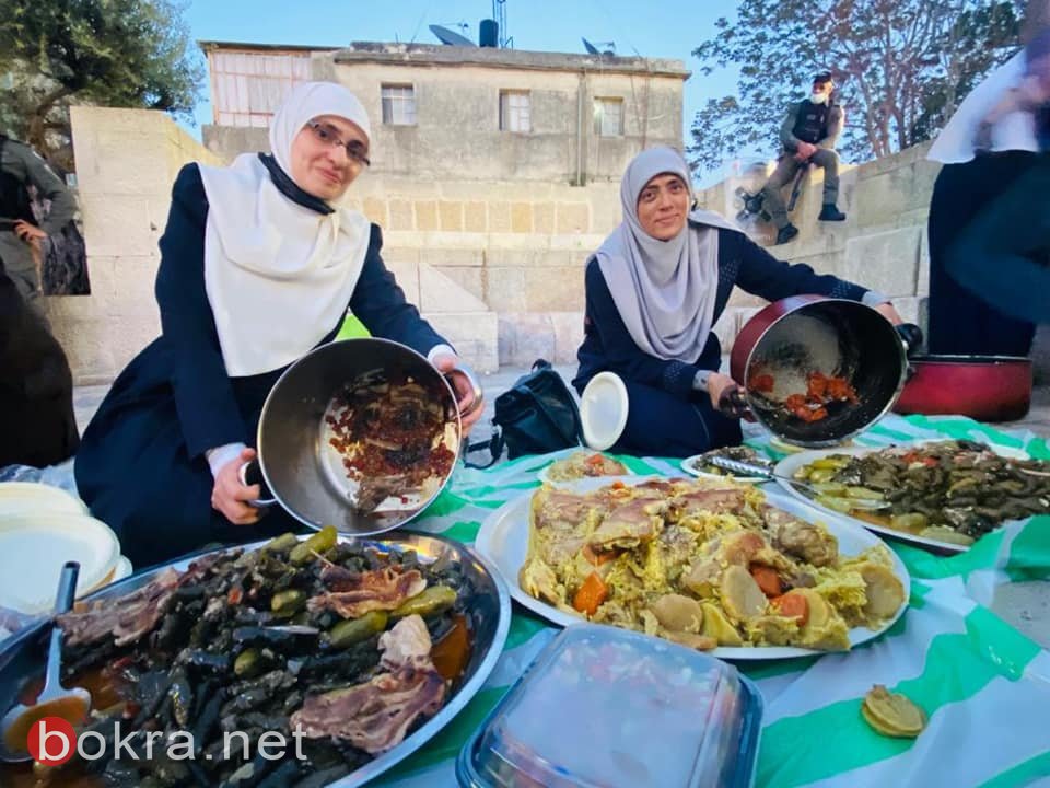 مبعدات يستثمرن رباطهن على أبواب الأقصى بالتعليم وتناول الإفطار والصلاة-0