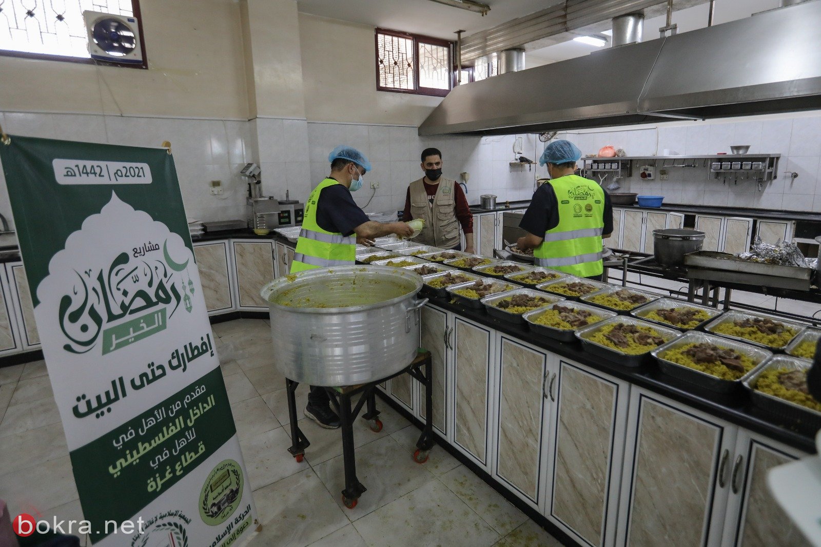 باكورة مشاريع "رمضان الخير 2021" في غزة: الإغاثة48 توزع وجبات الإفطار العائلية على المحتاجين بالقطاع.-2