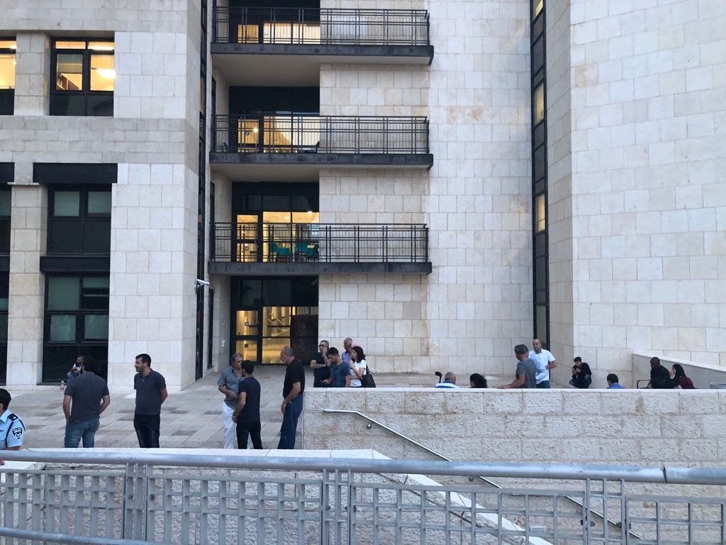 ليلة ساخنة في حيفا: محاكمة المعتقلين، مظاهرة منددة بالإعتقالات، ومظاهرة لليمين-0