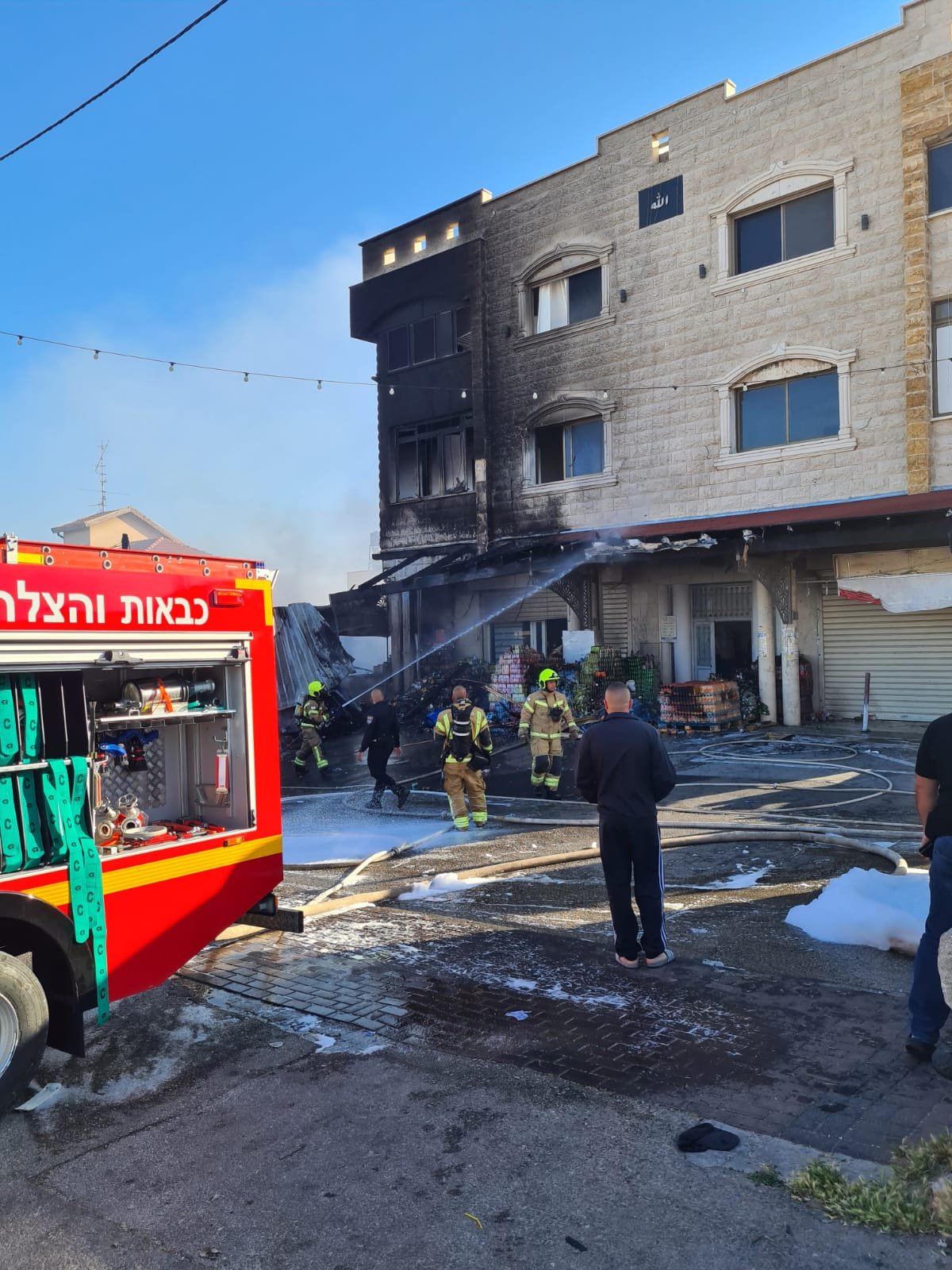 الناصرة: كارثة كادت تقع بالصفافرة، الأم وابنتها صعدتا على سطح المنزل هربًا من الحريق-3