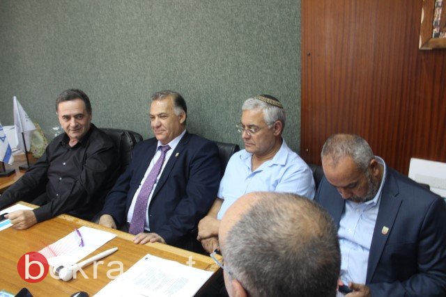وزير المواصلات يسرائيل كاتس يزور بلدية الناصرة ويعد بالتصليحات-7