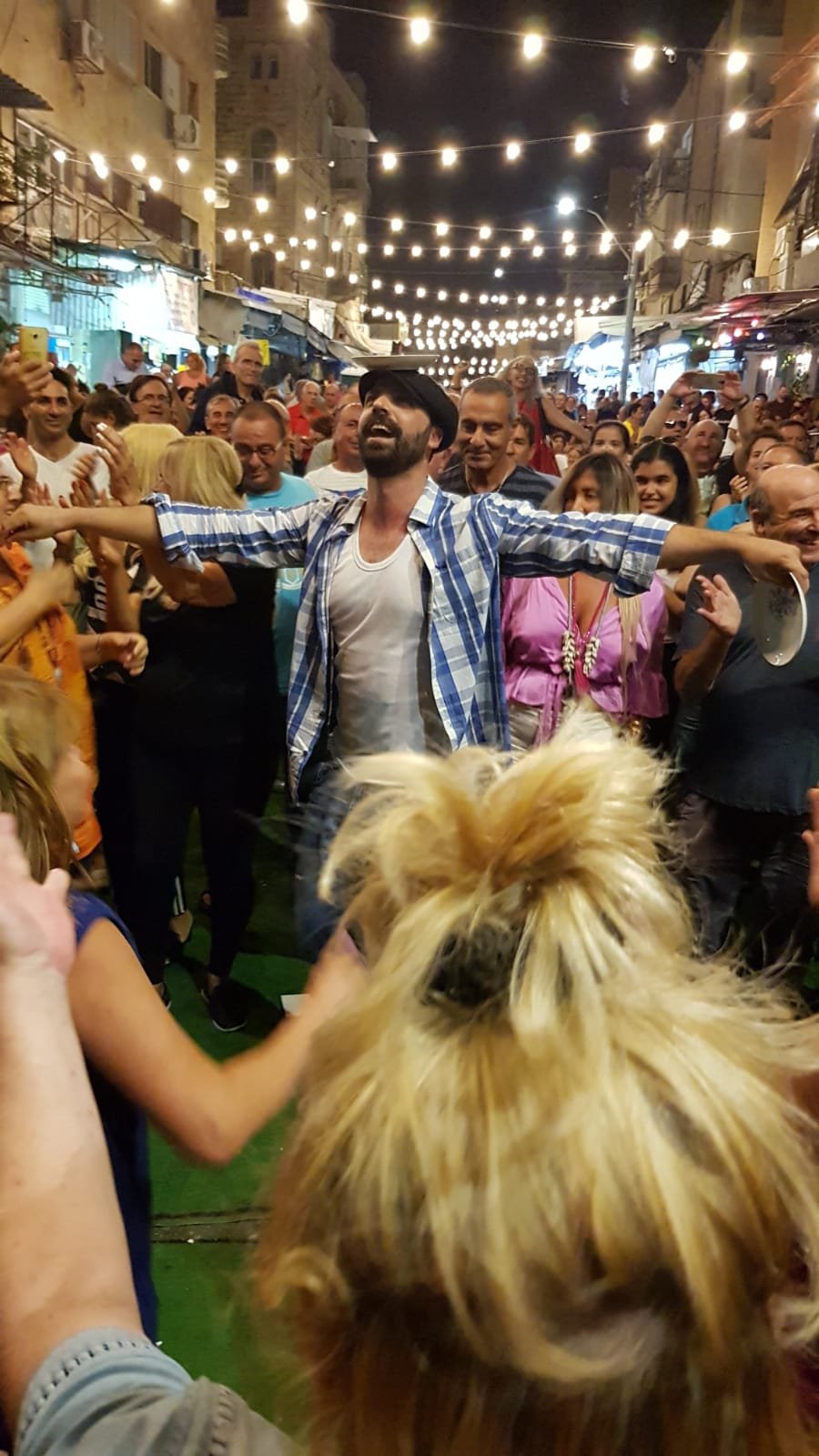 حفلات تافيرن يونانية في سوق تلبيوت في حيفا-0