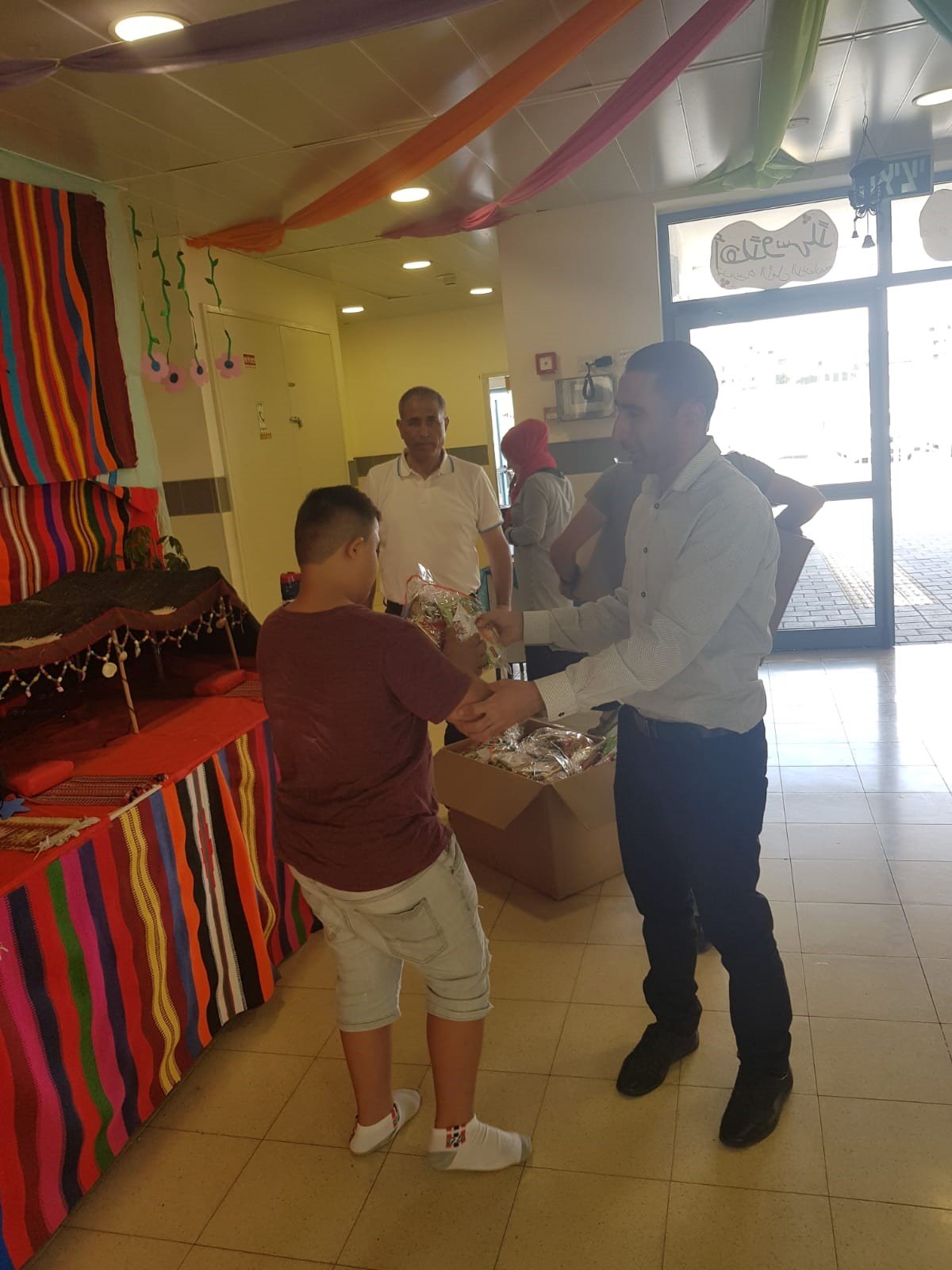 موظفو بنك هبوعليم فرع رهط يشاركون باحتفالية في مدرسة الامل بمناسبة عيد الاضحى المبارك-1