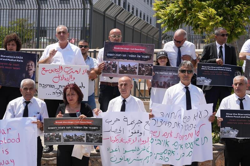المحامون العرب ينظمون وقفة احتجاجية في الناصرة للمطالبة بوقف الحرب والتجويع-4