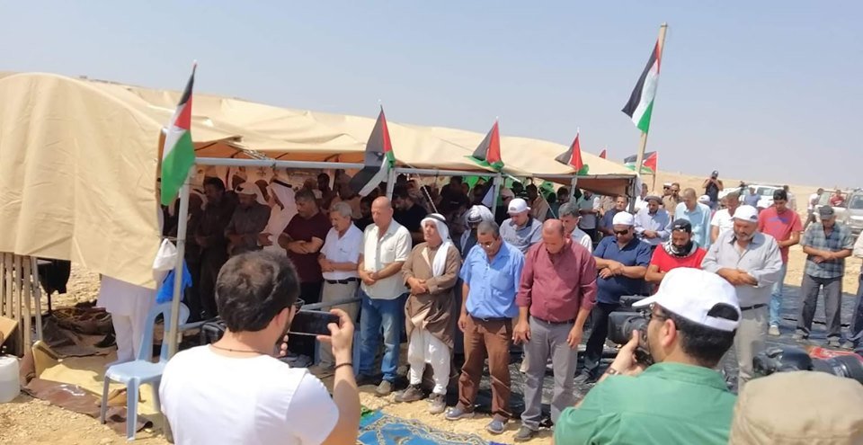 العشرات يؤدون "الجمعة" في خيمة الاعتصام ببادية القدس-1