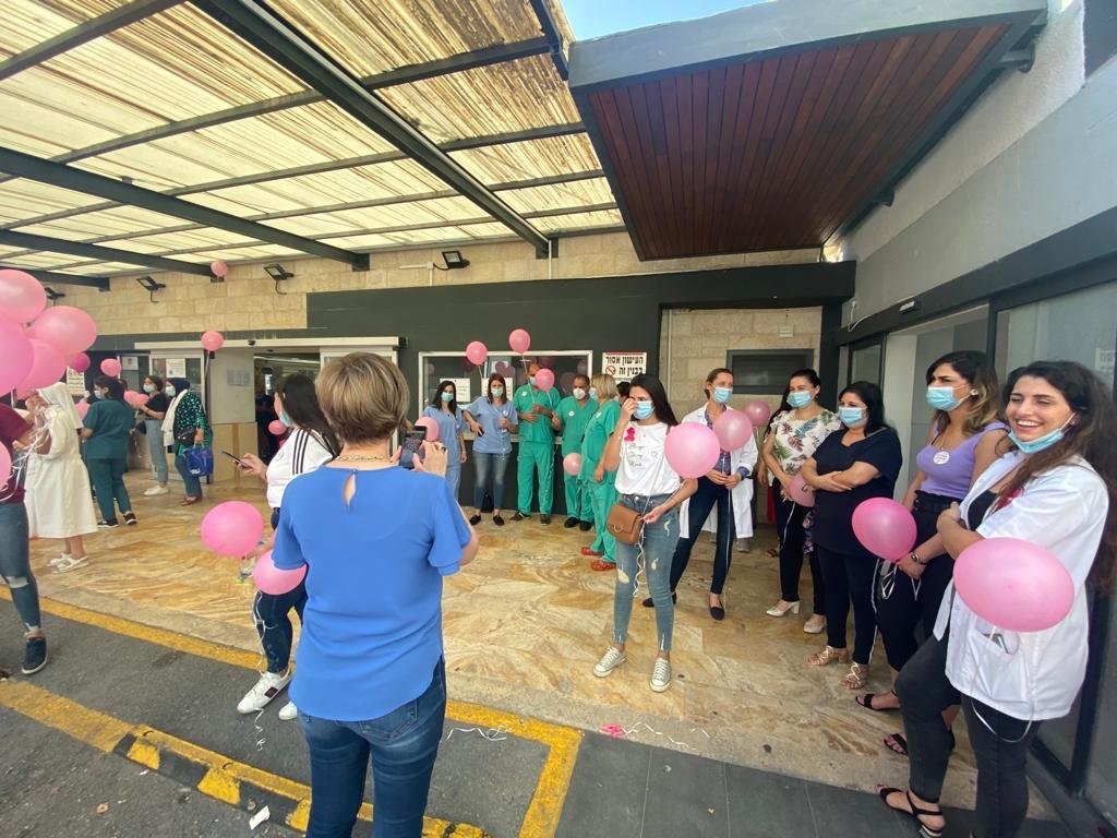 الناصرة: إطلاق بالونات وردية للتوعية بأهميّة الكشف المبكّر عن سرطان الثدي-5