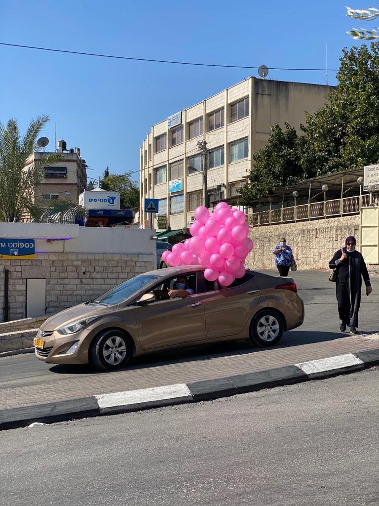 الناصرة: إطلاق بالونات وردية للتوعية بأهميّة الكشف المبكّر عن سرطان الثدي-6