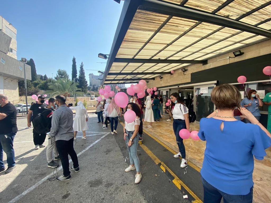 الناصرة: إطلاق بالونات وردية للتوعية بأهميّة الكشف المبكّر عن سرطان الثدي-19