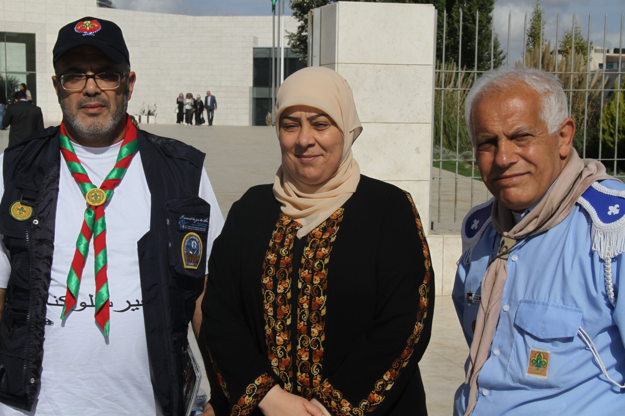د.غنام ووفد الكشافة العربية والفلسطينية يضعون اكليلا من الزهور على ضريح ياسر عرفات-3