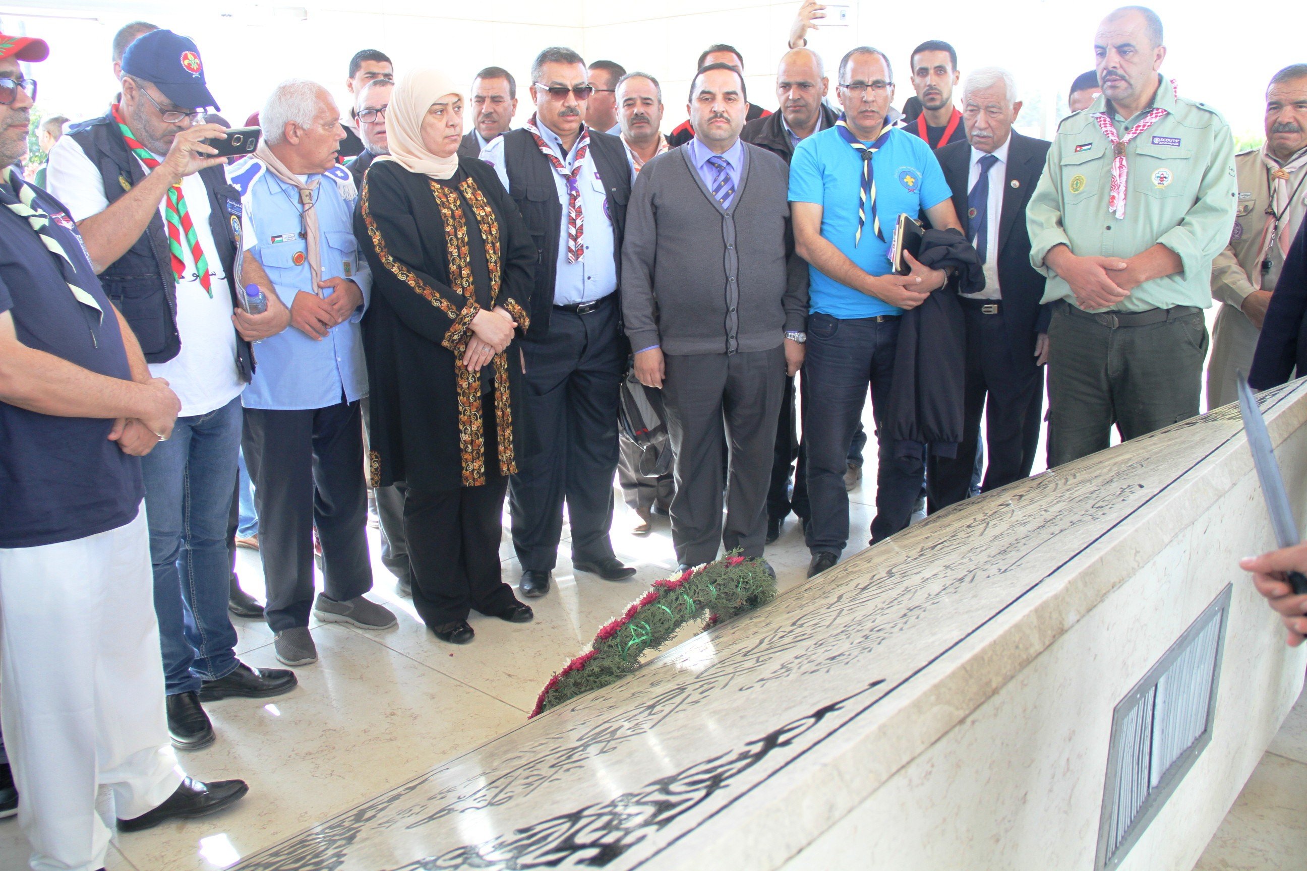 د.غنام ووفد الكشافة العربية والفلسطينية يضعون اكليلا من الزهور على ضريح ياسر عرفات-11