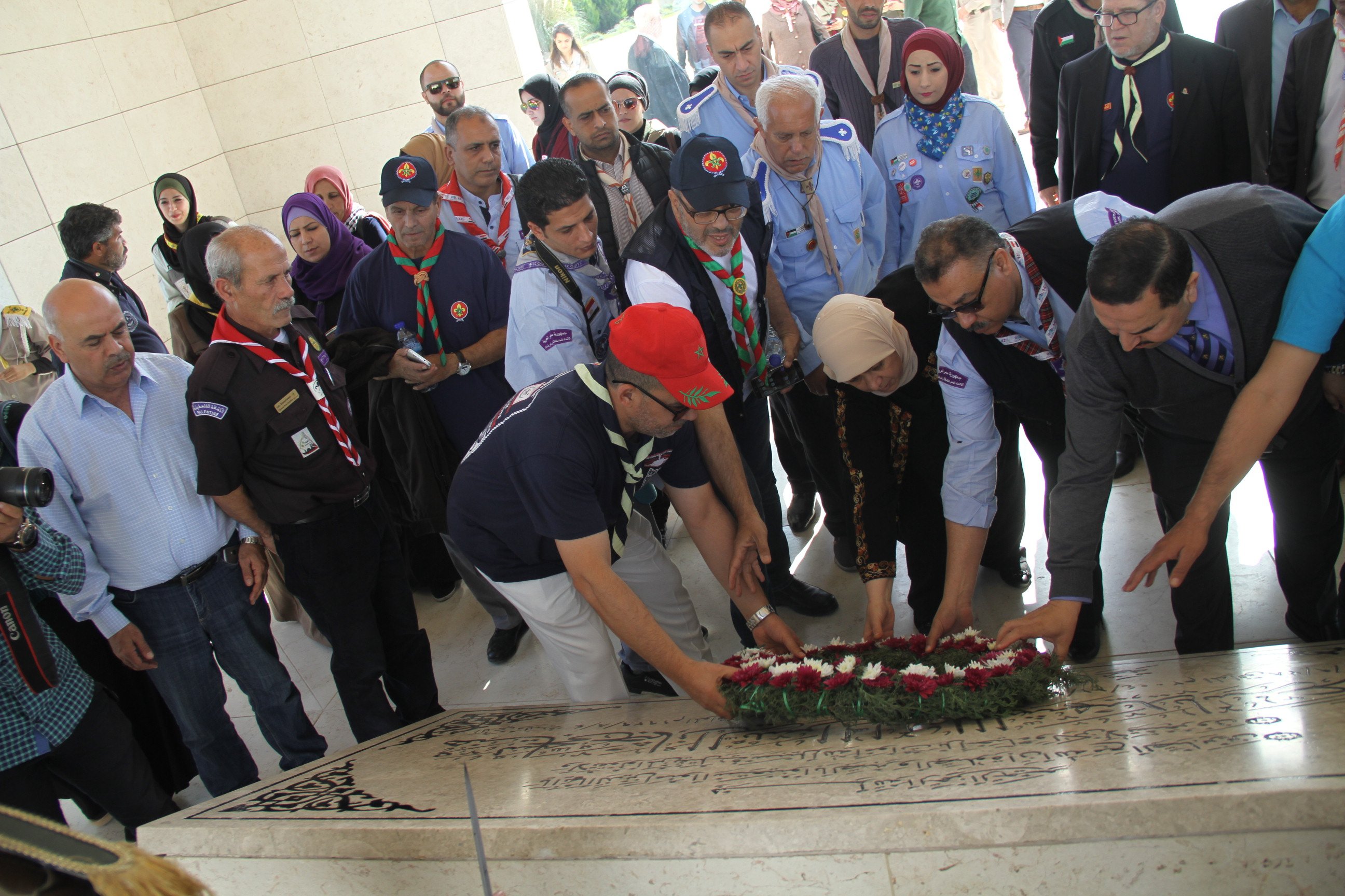 د.غنام ووفد الكشافة العربية والفلسطينية يضعون اكليلا من الزهور على ضريح ياسر عرفات-24