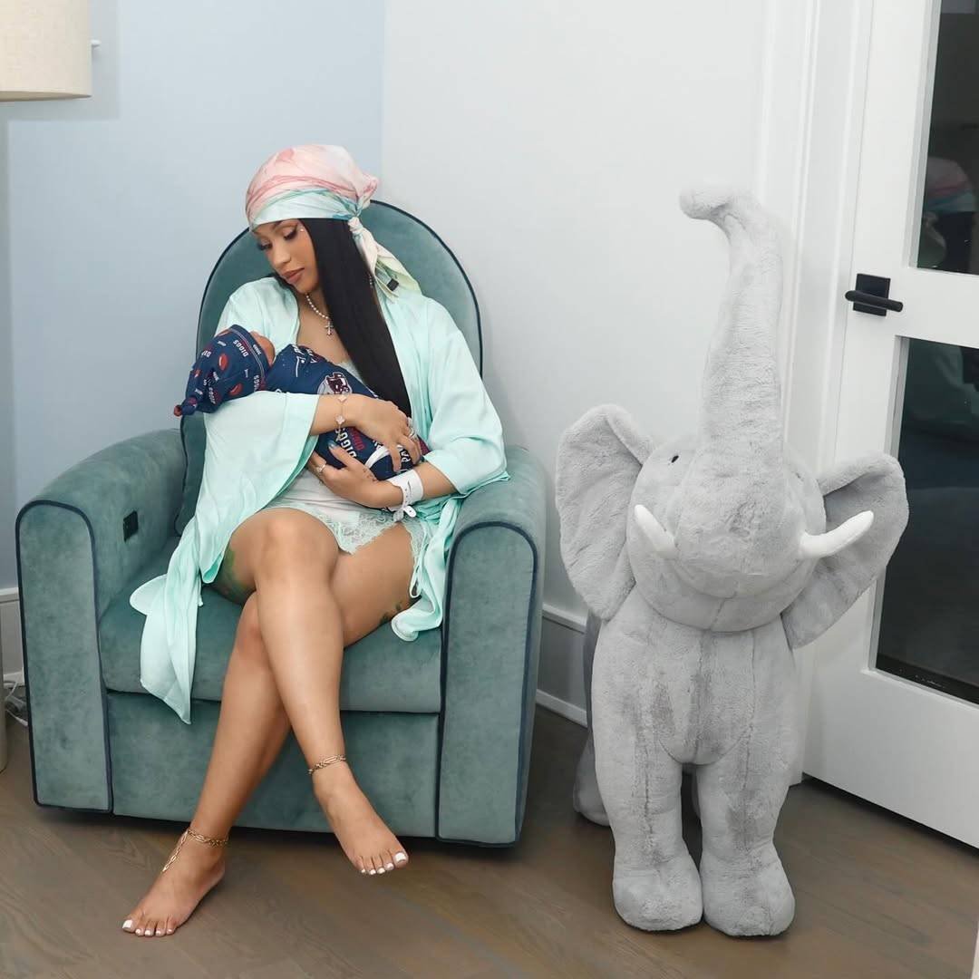 كاردي بي تكشف الصور الأولى لطفلها الرابع-0