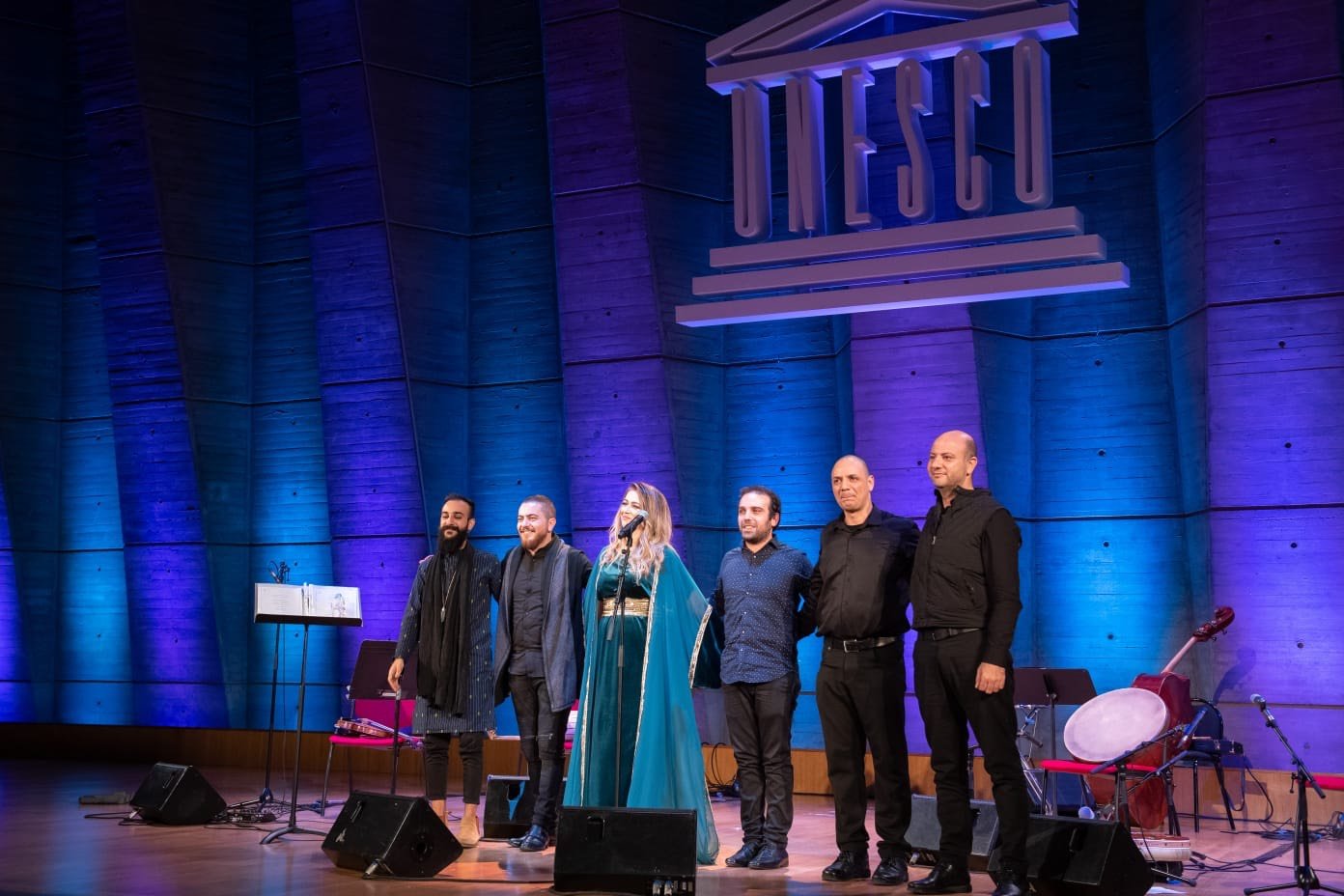 كأول فلسطينية في اليونسكو.. دلال أبو آمنة تتجلى بألبومها الجديد "نور" في باريس-9