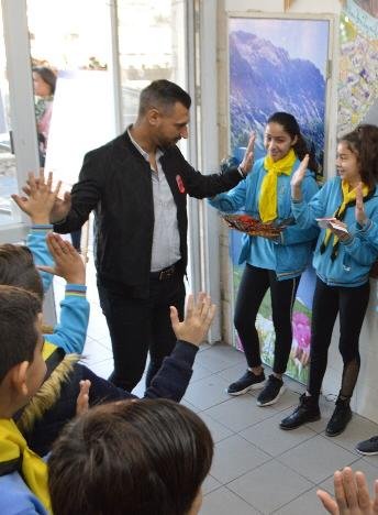 أكاديمية الأمّهات وطلاب القادة الصغار في المدرسة الجماهيرية بير الأمير -الناصرة يُكرّمون المعلمين بطريقةٍ خاصّة،بمناسبة يوم المُعلّم-4