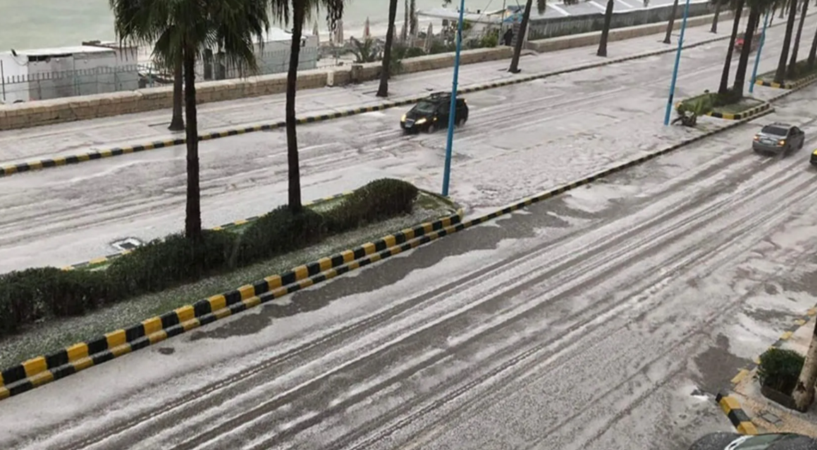 بالصور: الإسكندرية تكتسي بالثلوج وتحذير من هيئة الأرصاد-0