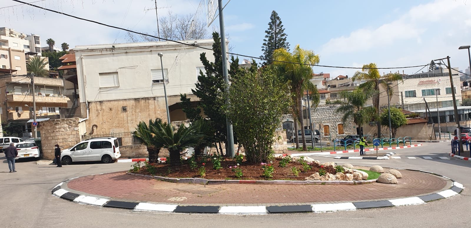 الناصرة:  قسم الصيانة يعتني ويجمل دوارات المدينة-1