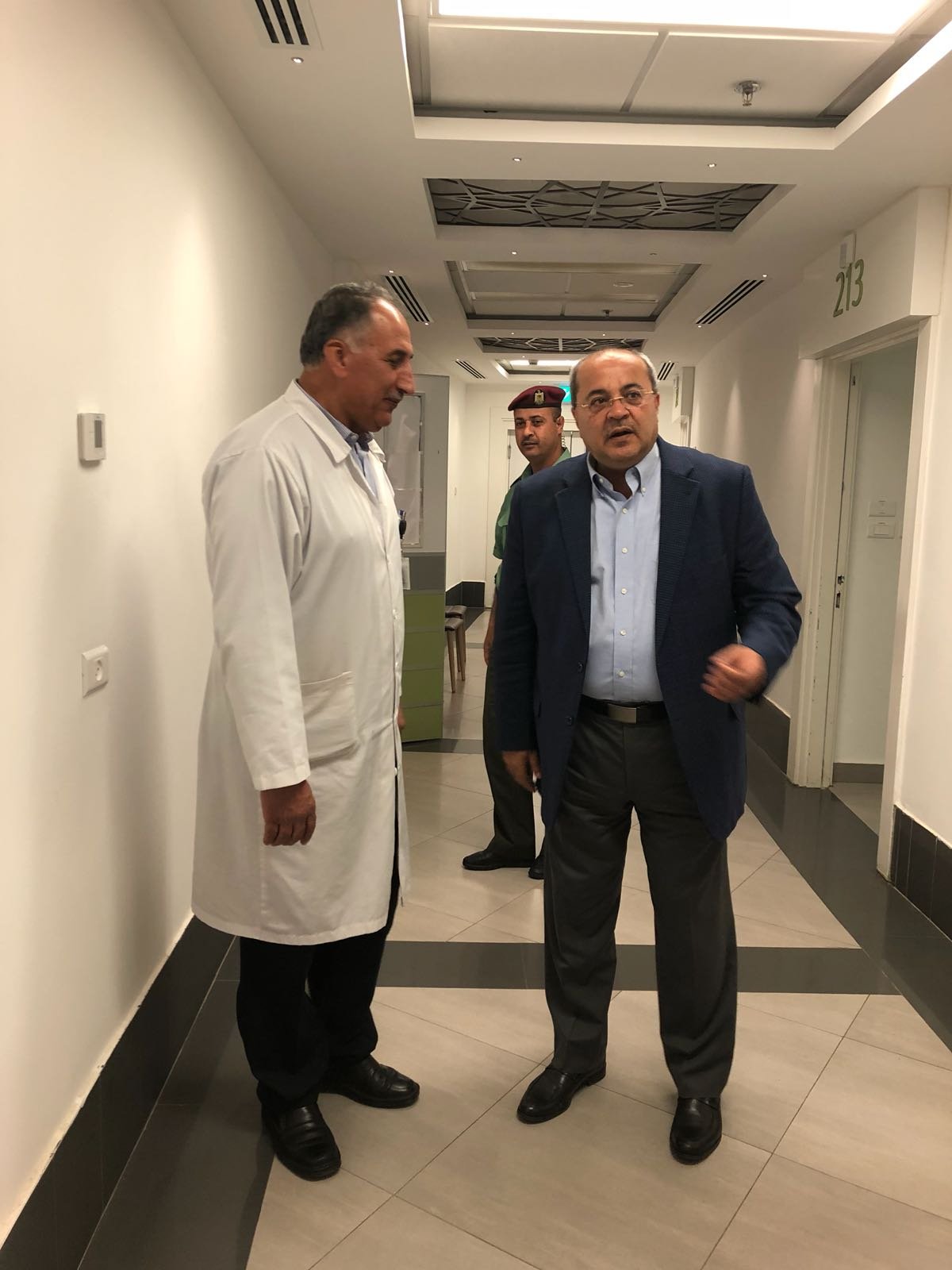 د احمد الطيبي عند خروجه من زيارة الرئيس الفلسطيني: تحسن ملحوظ في حالته-0