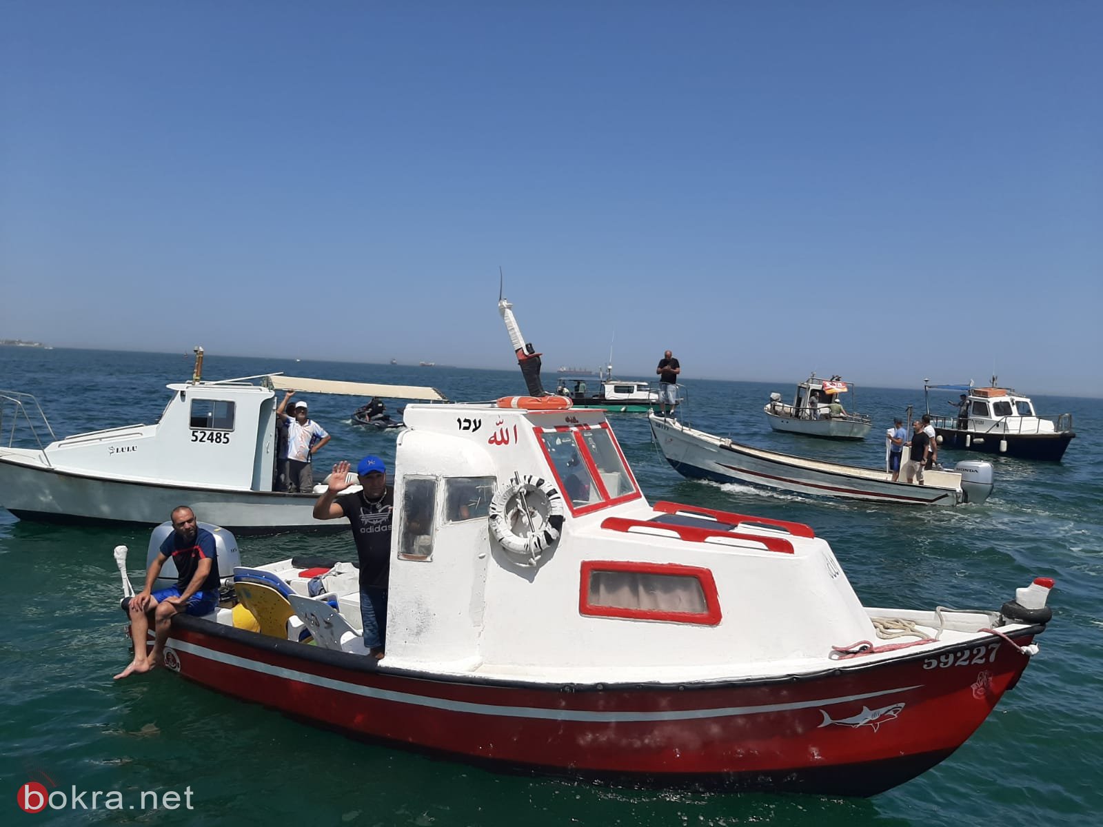 150 صياد يتظاهرون احتجاجا على حظر الصيد  أعيدوا لنا البحر!-0