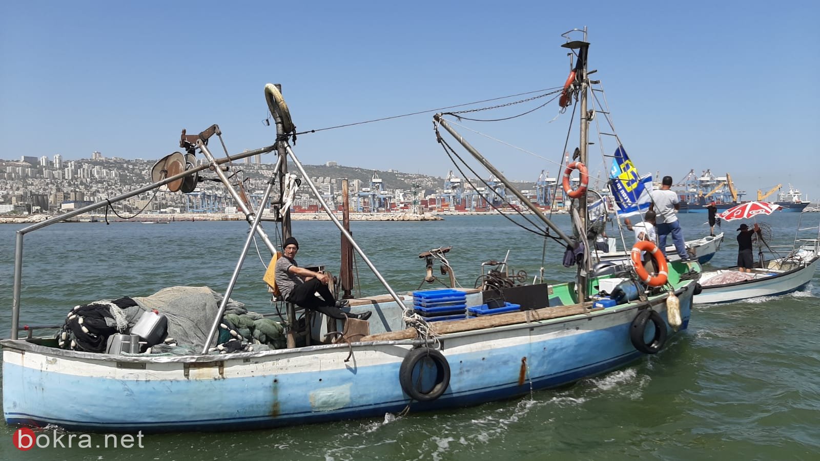 150 صياد يتظاهرون احتجاجا على حظر الصيد  أعيدوا لنا البحر!-7