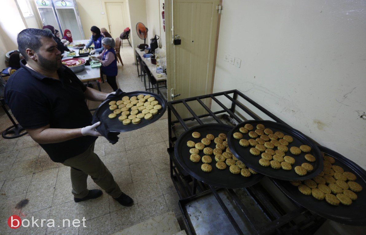 فلسطينيات يصنعن "كعك العيد" مع الالتزام بكافة شروط السلامة الصحية في ظل انتشار وباء فيروس كورونا-0