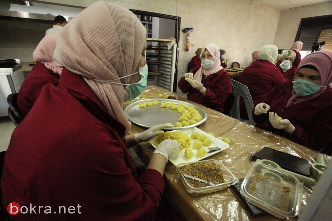 فلسطينيات يصنعن "كعك العيد" مع الالتزام بكافة شروط السلامة الصحية في ظل انتشار وباء فيروس كورونا-2