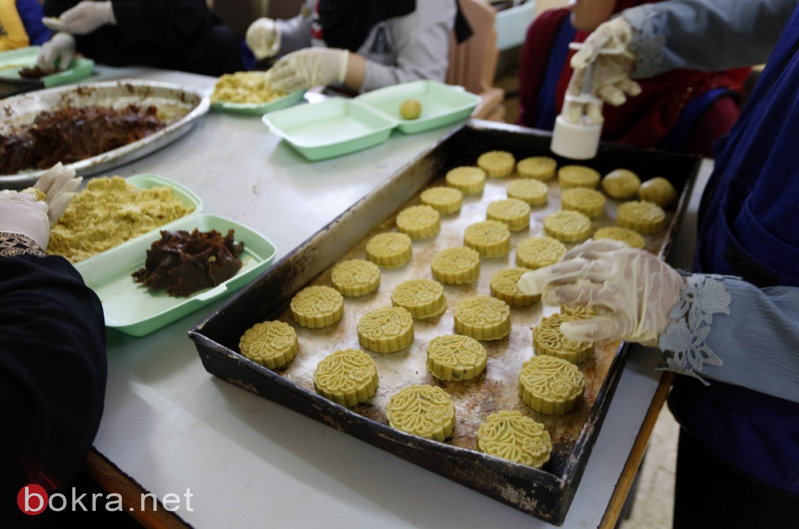 فلسطينيات يصنعن "كعك العيد" مع الالتزام بكافة شروط السلامة الصحية في ظل انتشار وباء فيروس كورونا-3