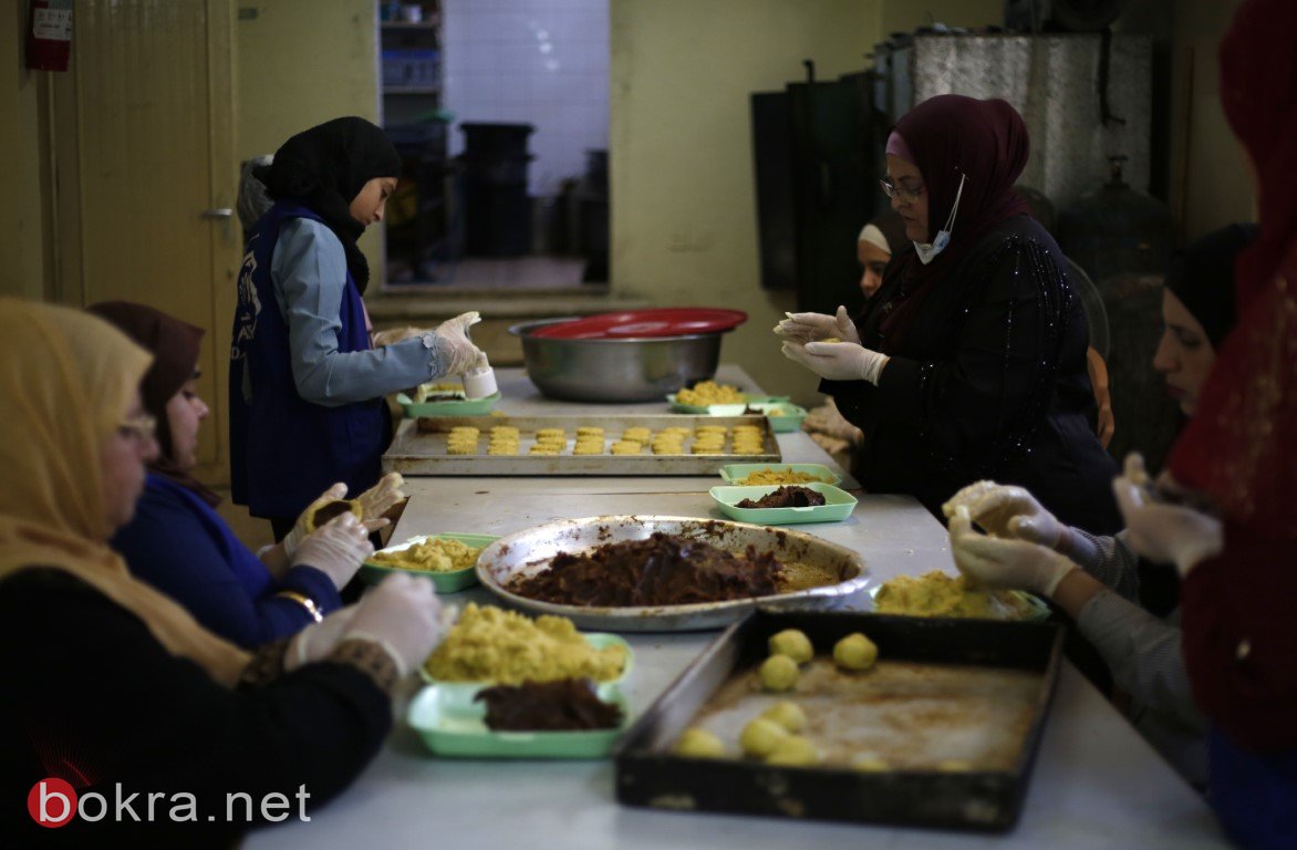 فلسطينيات يصنعن "كعك العيد" مع الالتزام بكافة شروط السلامة الصحية في ظل انتشار وباء فيروس كورونا-5