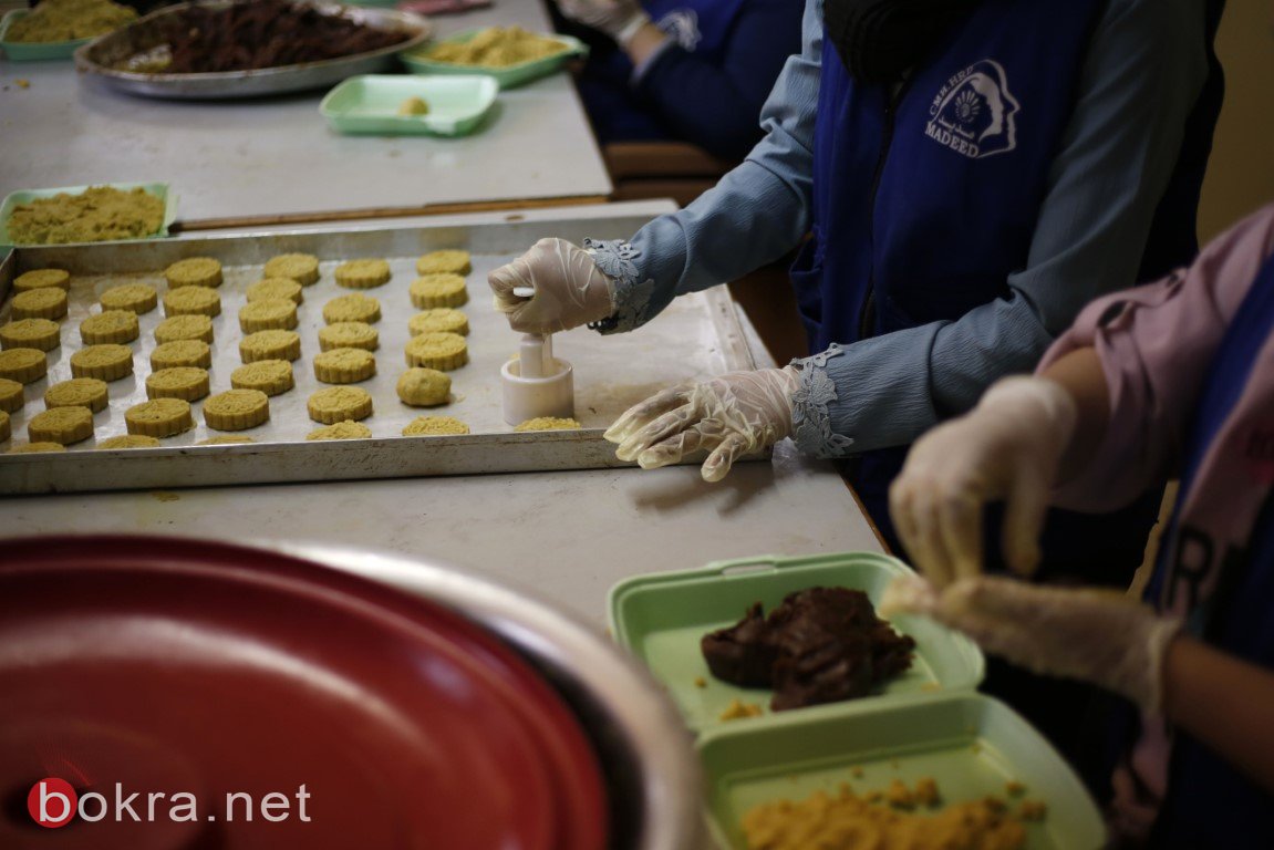 فلسطينيات يصنعن "كعك العيد" مع الالتزام بكافة شروط السلامة الصحية في ظل انتشار وباء فيروس كورونا-7