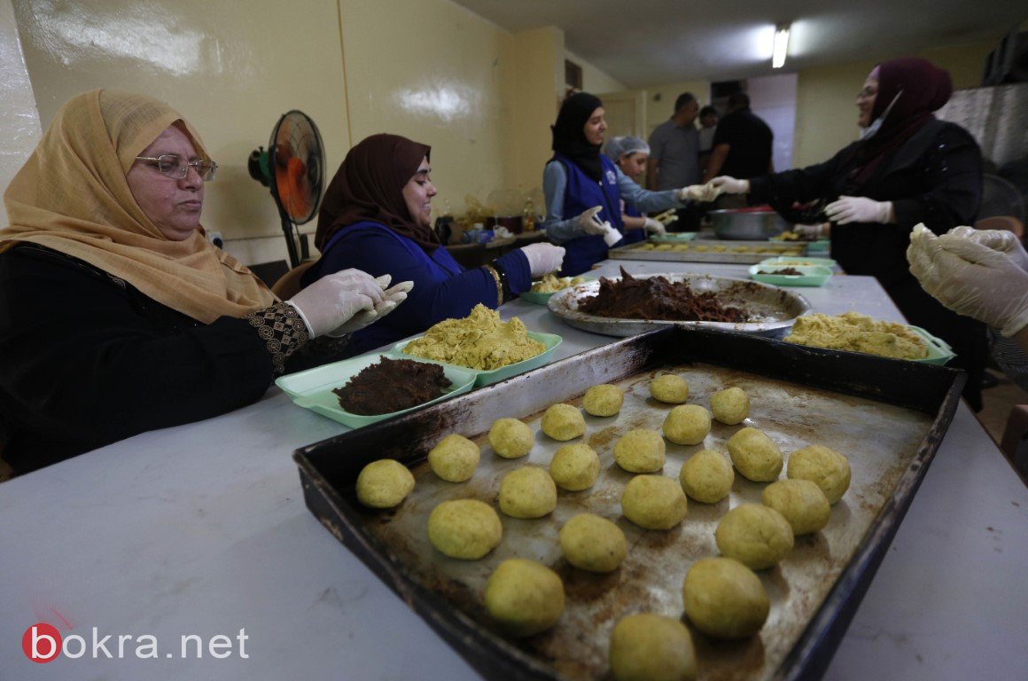 فلسطينيات يصنعن "كعك العيد" مع الالتزام بكافة شروط السلامة الصحية في ظل انتشار وباء فيروس كورونا-10