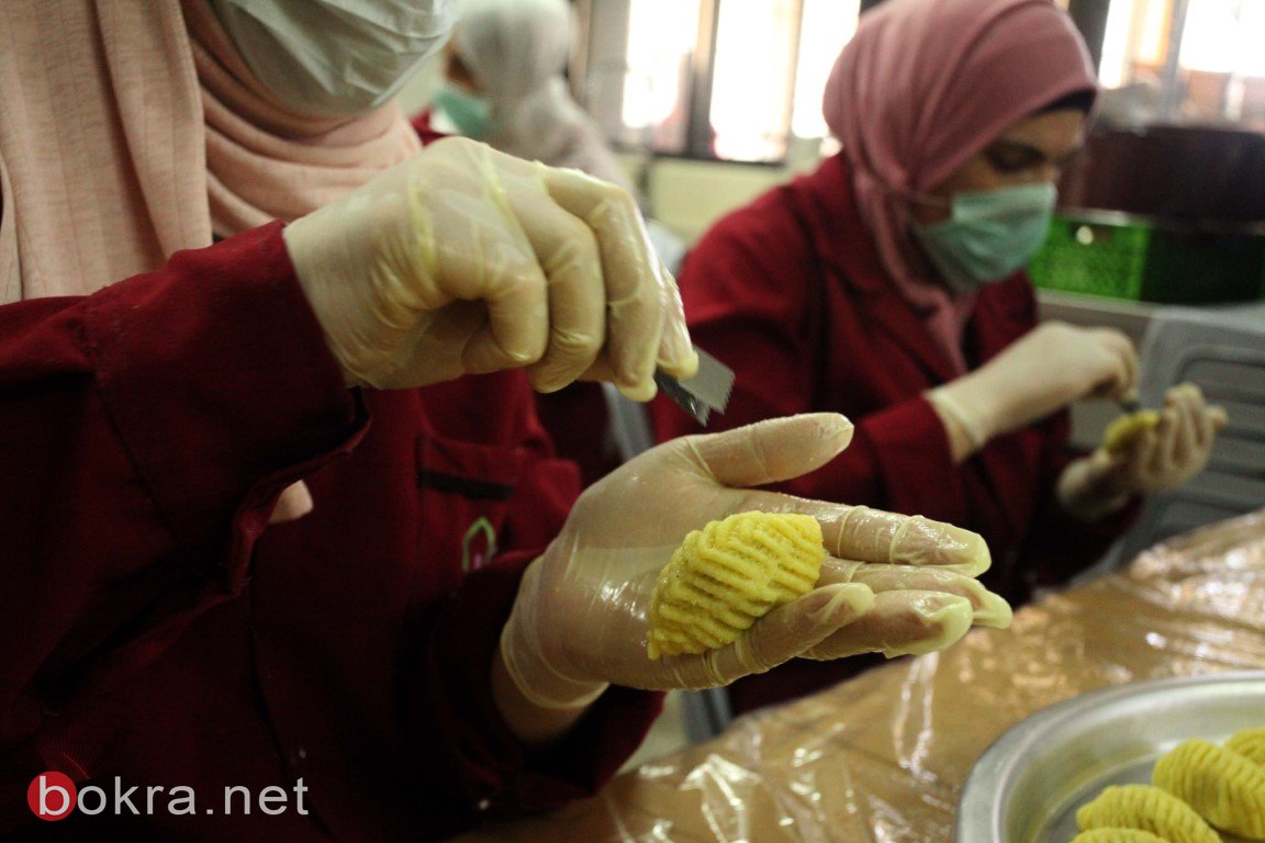 فلسطينيات يصنعن "كعك العيد" مع الالتزام بكافة شروط السلامة الصحية في ظل انتشار وباء فيروس كورونا-12