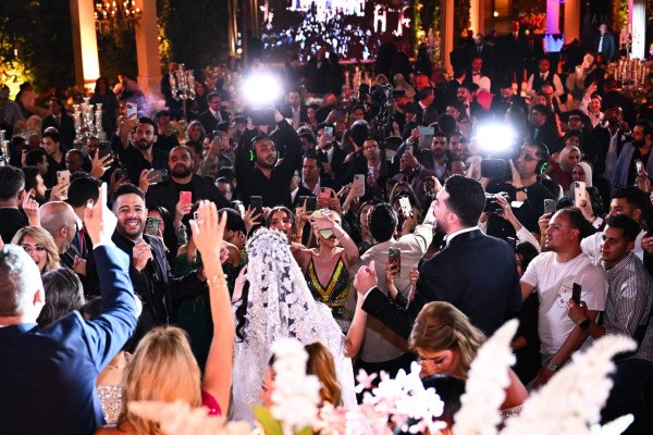 شاهد الصور.. حماقي يشعل زفاف ابنة حميد الشاعري وسط النجوم-14