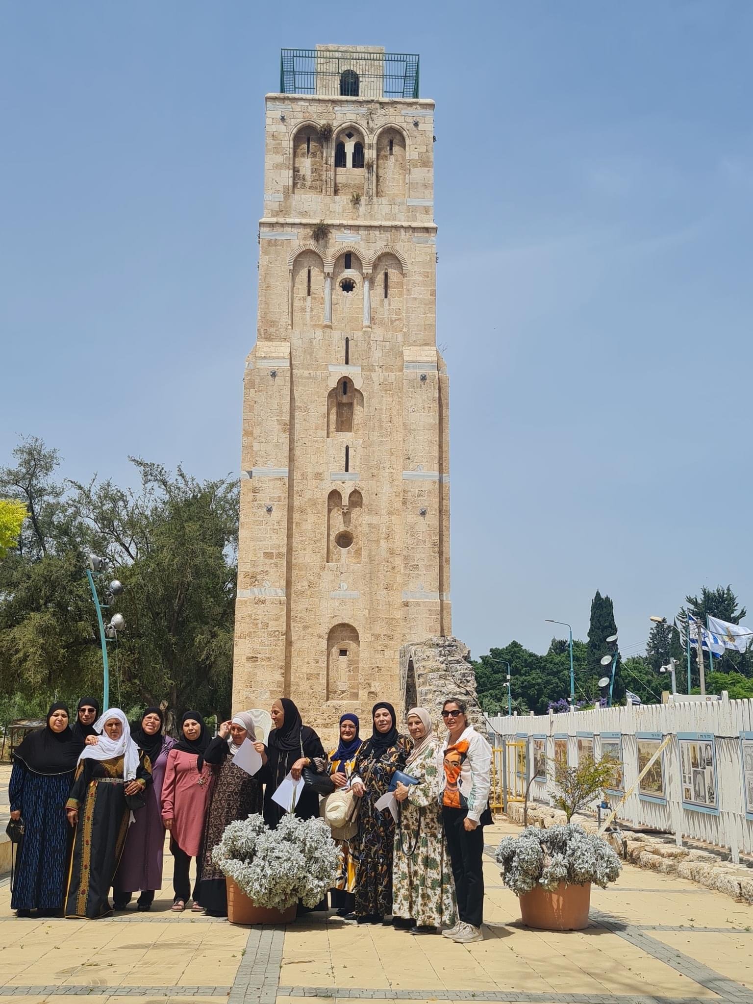 جولة في الرملة العريقة والتعرف على تاريخها لمركز دارنا للجيل الذهبي في اللد-0