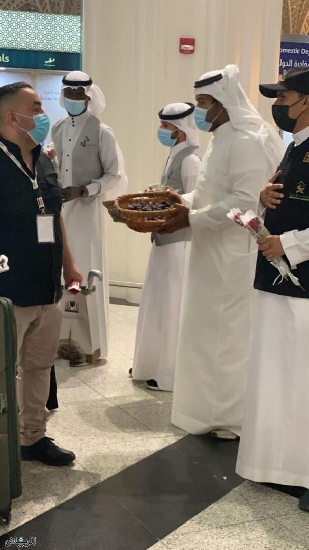 صور: السعودية تستقبل أولى رحلات المعتمرين الوافدين من الخارج-0