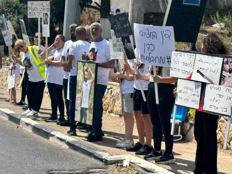 "نريد أن يعرف العالم كيف قُتل ناصر ظلمًا..عائلة المغدور ناصر نويصري تتظاهر ضد العنف والعنصرية"-9