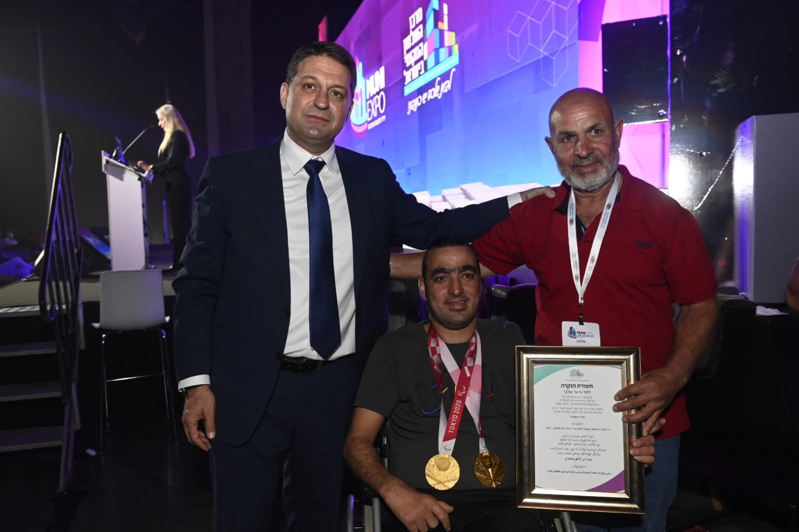 مركز السلطات المحلية يمنح شهادة تقدير للسباح الأولمبي إياد شلبي خلال مؤتمر "موني إكسبو 2021" في تل أبيب-0