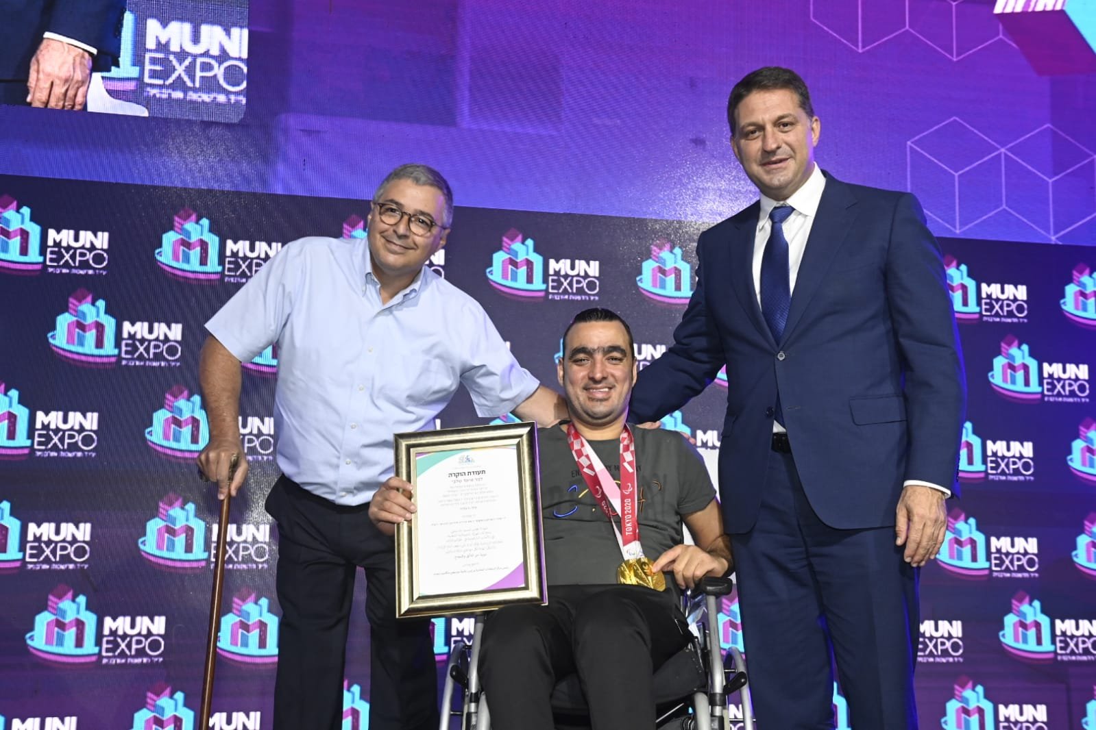 مركز السلطات المحلية يمنح شهادة تقدير للسباح الأولمبي إياد شلبي خلال مؤتمر "موني إكسبو 2021" في تل أبيب-3