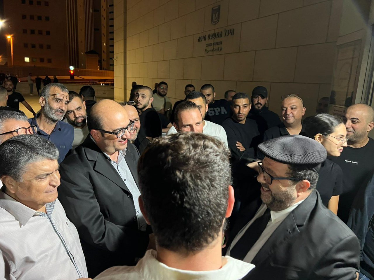 جلسة محكمة الـ11 معتقلا من أم الفحم - احتشاد العشرات أمام محكمة حيفا-0