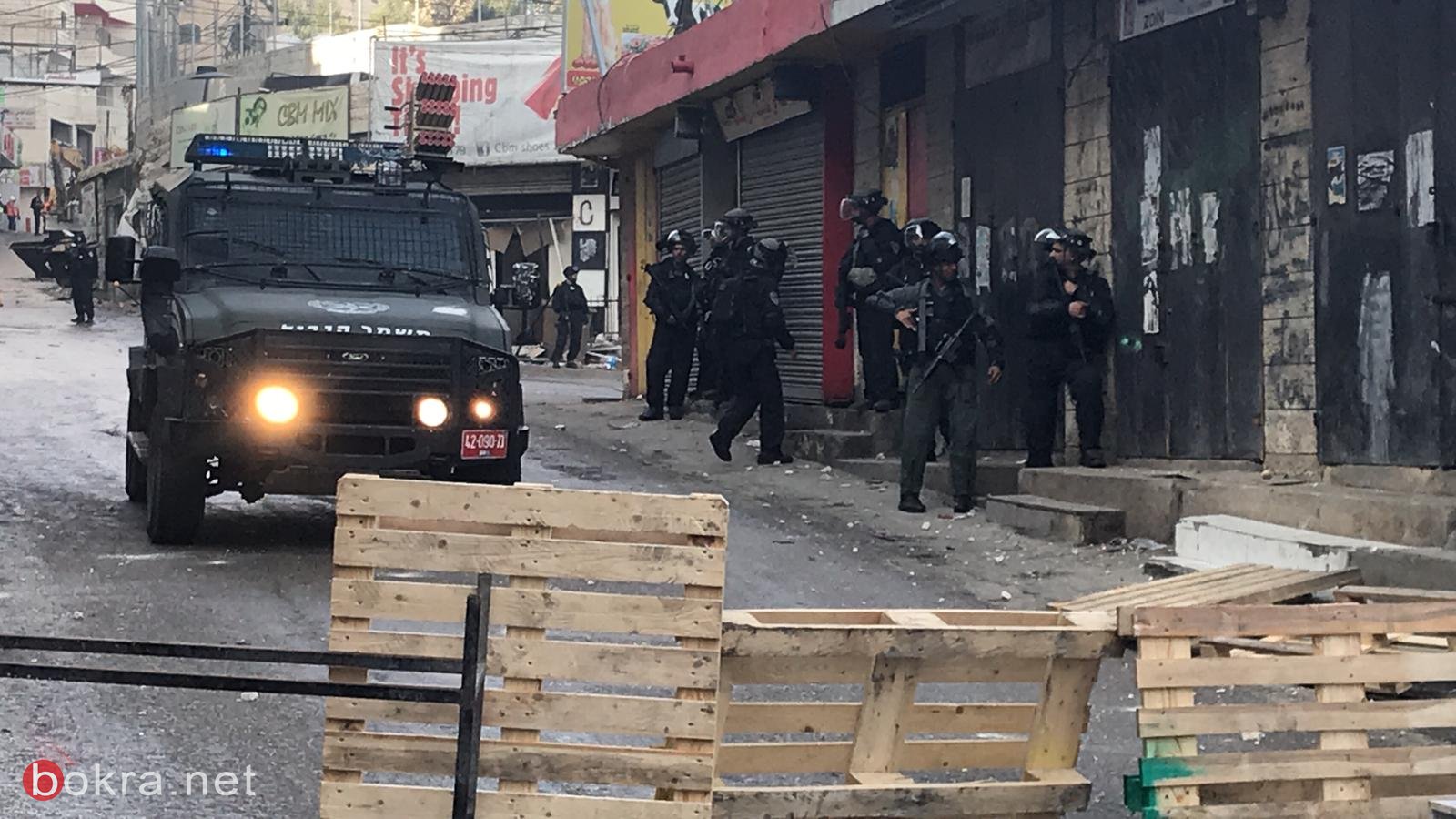 قوات الاحتلال تشرع بهدم محلات تجارية في مخيم شعفاط-1