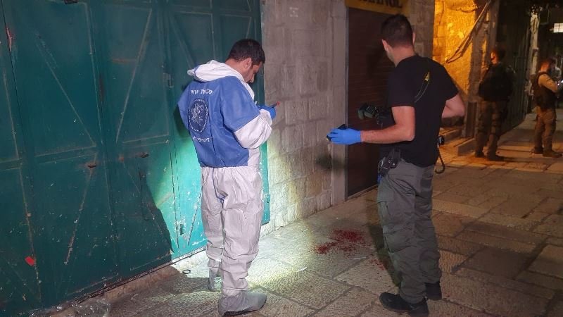 القدس: اطلاق نار عند باب السلسة واستشهاد فادي ابو شخيدم منفذ العملية،ومقتل شخص واصابة اخرين-0