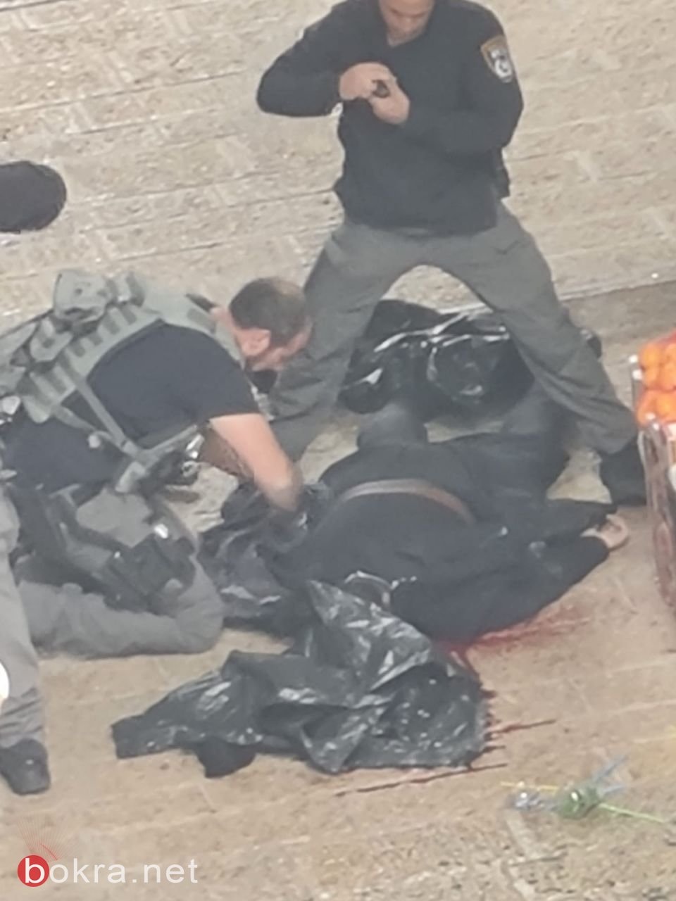القدس: اطلاق نار عند باب السلسة واستشهاد فادي ابو شخيدم منفذ العملية،ومقتل شخص واصابة اخرين-1