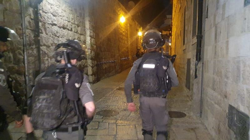 القدس: اطلاق نار عند باب السلسة واستشهاد فادي ابو شخيدم منفذ العملية،ومقتل شخص واصابة اخرين-5