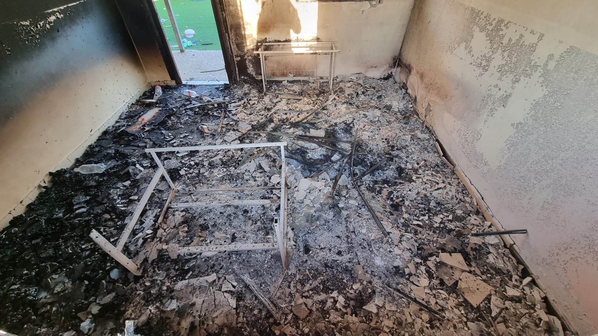 مستوطنون يحرقون 3 غرف صفية في مدرسة زنوتا جنوب الخليل-2