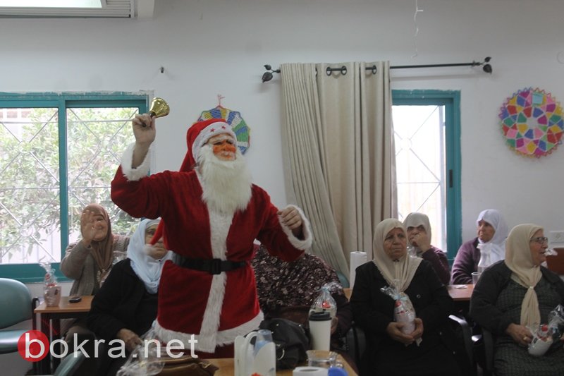 سخنين: بابا نويل يزور نادي الامل للمسنين ويوزع الهدايا-10