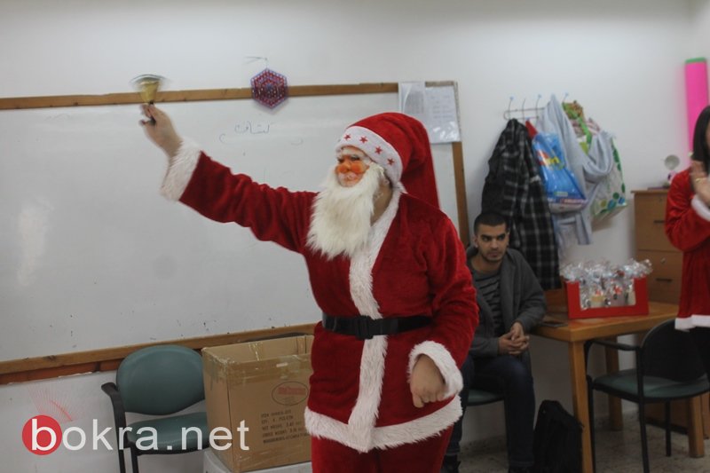سخنين: بابا نويل يزور نادي الامل للمسنين ويوزع الهدايا-18
