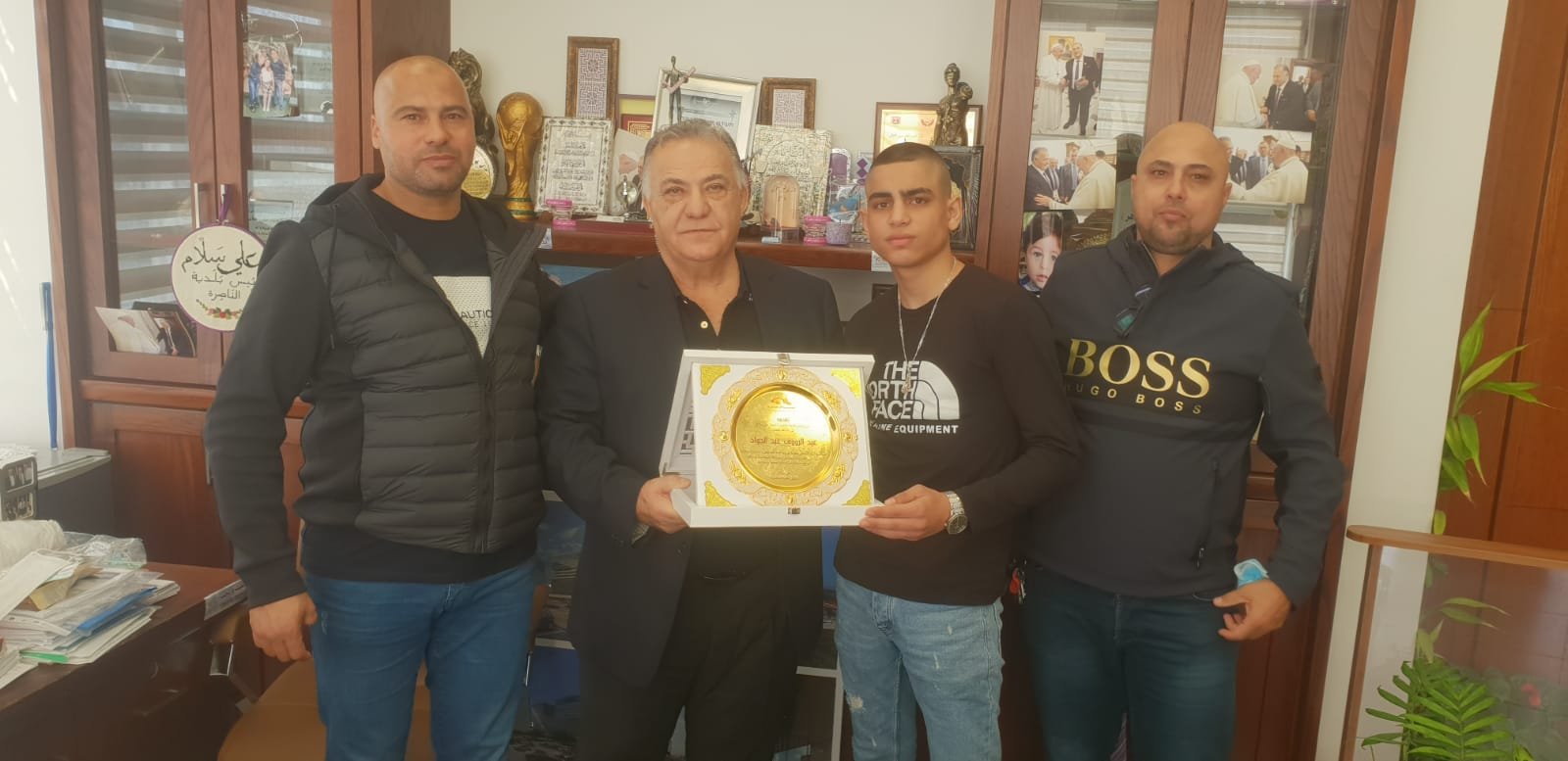 علي سلّام رئيس بلدية الناصرة  يكرم أبطال نادي نجوم الناصرة – الكفوف الذهبية-1